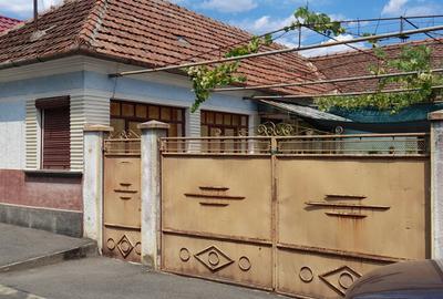 Casă cu 3 camere cu Teren 360 Mp în Central - 1