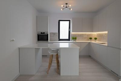 Apartament cu 4 camere semidecomandat în Timpuri Noi