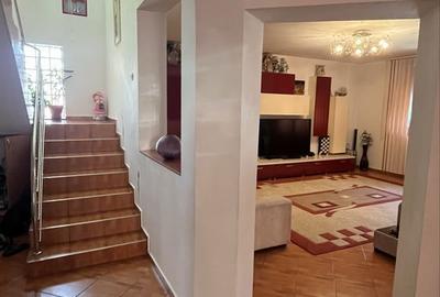 Casă cu 4 camere în Central - 3