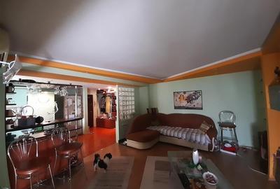 Apartament cu 3 camere decomandat, mobilat în Central