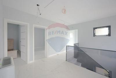 Casă cu 18 camere cu Teren 1859 Mp în Sânmartin - 4