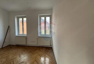 Casă cu 3 camere cu Teren 572 Mp în Central - 1