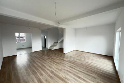 Duplex cu 4 camere cu Canalizare în Sânpetru - 1