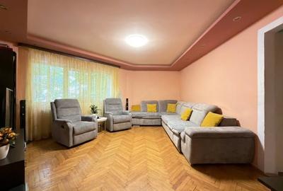 Apartament cu 3 camere decomandat, mobilat în Soarelui