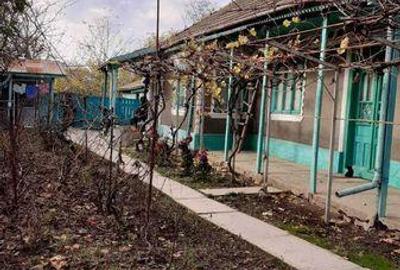 Casă cu 4 camere cu Teren 1200 Mp în Chilia Veche - 1