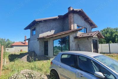 Vand casa nou in cazasu la soseaua principala