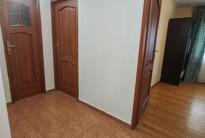 Apartament cu 3 camere decomandat în Teilor