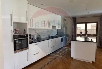 Casa / Vila cu 5 camere de vanzare - 3