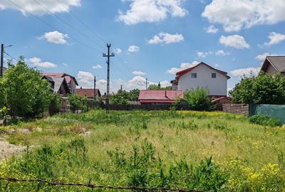 Teren intravilan deosebit – 1000 mp, dublă deschidere la asfalt, toate utilități