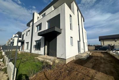 Duplex cu 4 camere cu Canalizare în Central - 2