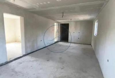 Casă cu 3 camere cu Teren 400 Mp în Central