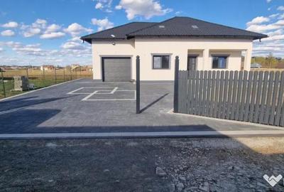Casă cu 5 camere cu Teren 800 Mp în Horodnic - 1