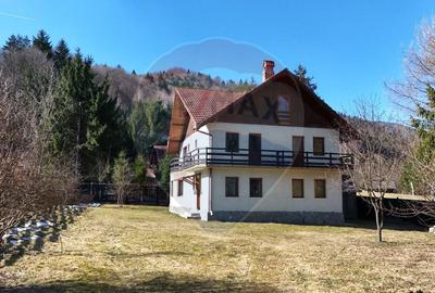 Casă cu 7 camere cu Teren 986 Mp în Plaiul Foii