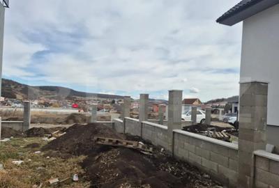 Casă cu 4 camere cu Teren 500 Mp în Corunca