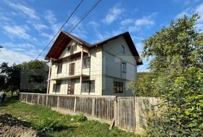 Casă cu 4 camere cu Teren 250 Mp în Central - 2