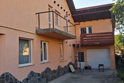 Vila de vinzare 200 m utili plus garaj cu etaj 120 m util teren 400 m compusa din 4 dormitoare 2 bai