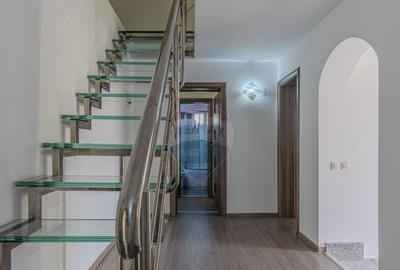 Casă cu 10 camere cu Teren 1074 Mp în Moieciu - 4