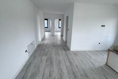 Casă cu Teren 5.5 Mp în Groși - 3
