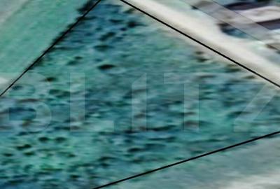 Teren de 7200 mp, în Est