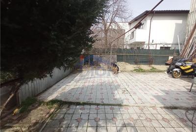 Casă cu 4 camere cu Teren 240 Mp în Eroii Revoluției - 1