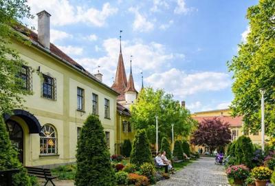 Casă cu 14 camere cu Teren 636 Mp în Central