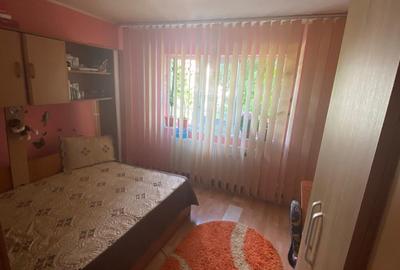 De vanzare ! Persoana fizica vand apartament 2 camere , zona micro 39 b - 2