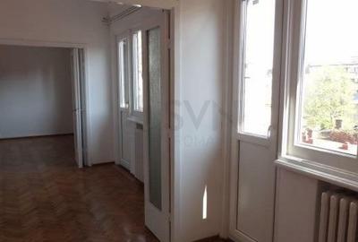 Apartament cu 3 camere semidecomandat în Calea Victoriei