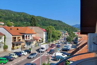 Casă cu 4 camere cu Canalizare în Central - 1