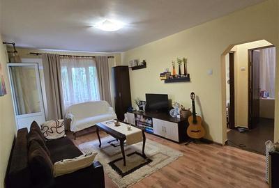 Apartament cu 3 camere semidecomandat în Podu Roș - 2