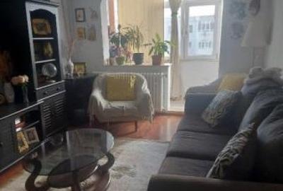 Apartament cu 3 camere decomandat în Trocadero