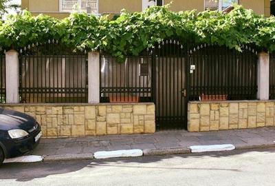 Casă cu 16 camere cu Canalizare în Central