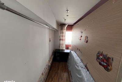 Apartament cu 3 camere decomandat în Florilor