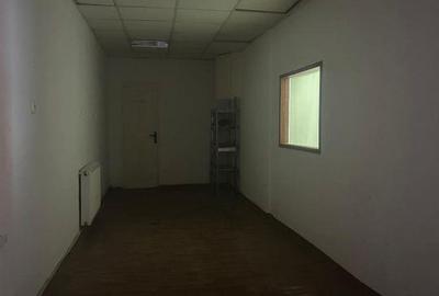 Spațiu comercial, de 100 mp, în Central - 4