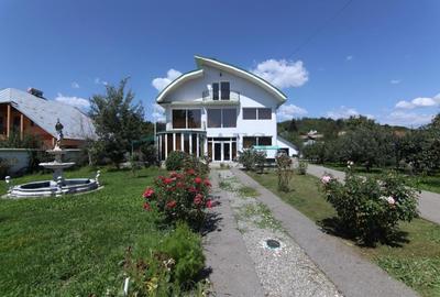 Casă cu 7 camere în Moreni