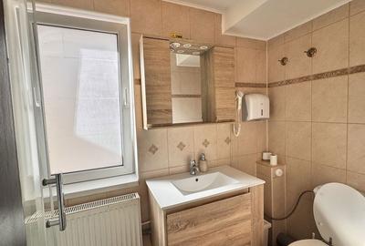 Spațiu comercial, de 40 mp, în Central - 8