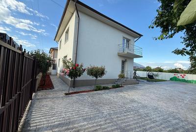 Casă cu 4 camere în Central