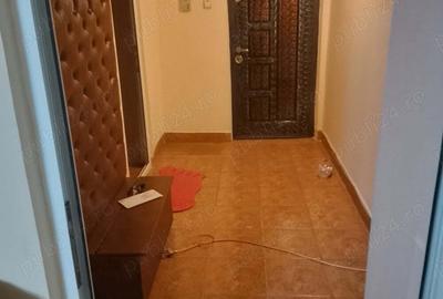 Inchiriez apartament 3 camere - 4