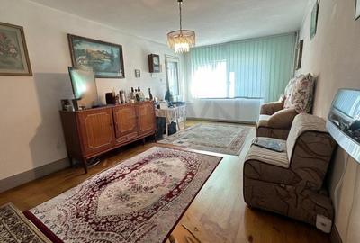 Apartament cu 3 camere semidecomandat în 1 Mai
