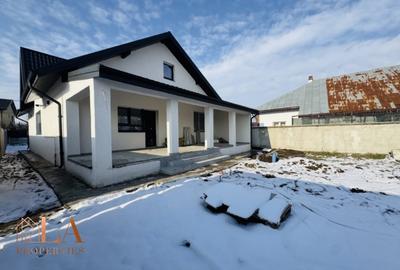 Casă individuală cu 4 camere cu Canalizare în Domnești