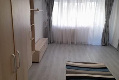 Apartament cu 3 camere semidecomandat, mobilat în Tineretului - 1