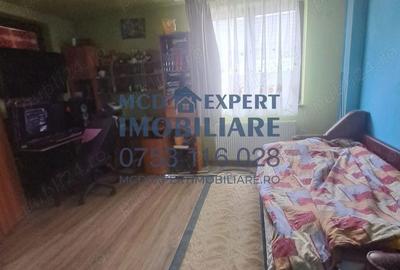 Casă cu 6 camere cu Teren 2000 Mp în Săvinești - 2