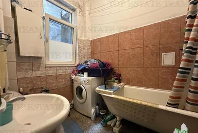 Apartament cu 3 camere semidecomandat în Central