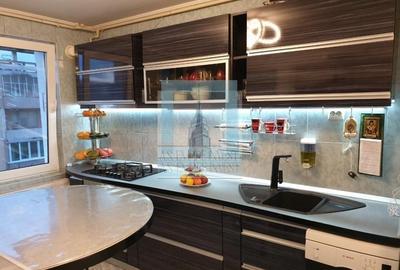 Apartament cu 4 camere decomandat, mobilat în Tractorul - 17