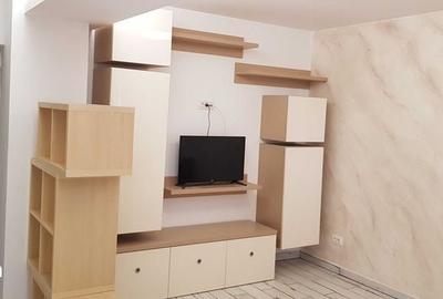 Garsonieră decomandată în Titan