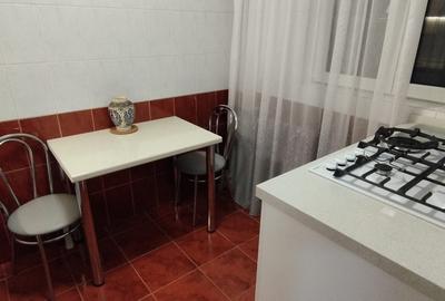 Apartament cu 3 camere decomandat, mobilat în Tineretului