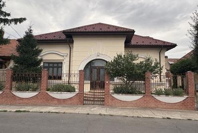 Casă cu 4 camere cu Teren 1000 Mp în Central - 1