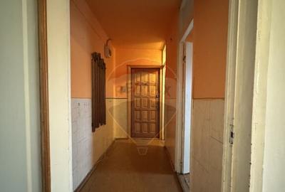 Apartament pe Str. Calugareni, 2 camere, et.3 - 14