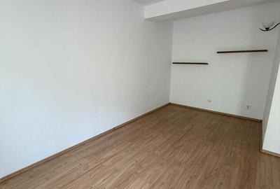 Casă cu 6 camere cu Teren 250 Mp în Tei