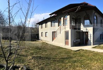 Casă cu 4 camere cu Teren 1250 Mp în Central - 2