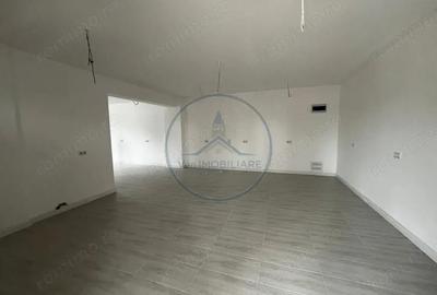 Spațiu comercial, de 90 mp, în Central - 3